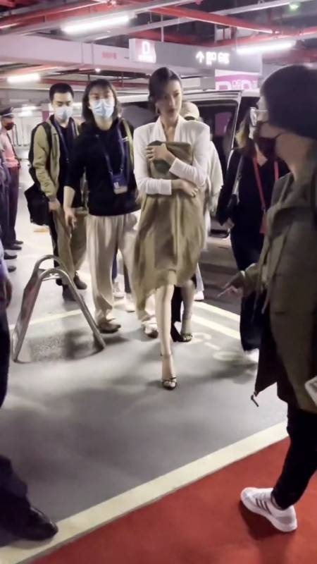 倪妮身材也太好了吧,腿精无疑!#拆弹专家2