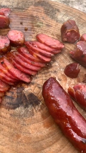 农村爷爷做的手工香肠,有麻辣味和原味,喜欢吃的可以点个赞走哟