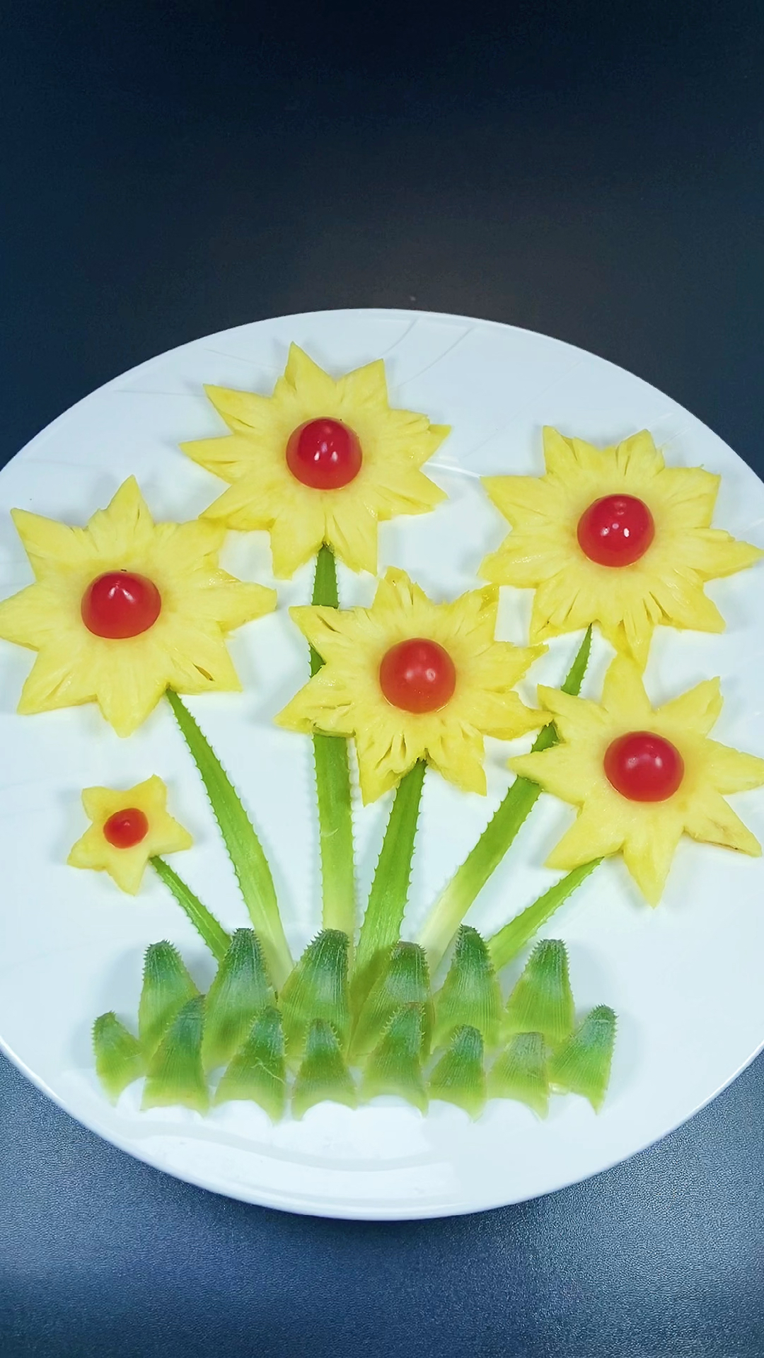 水果拼盘#又到了吃菠萝的季节,像我这样摆盘赏心悦目-度小视