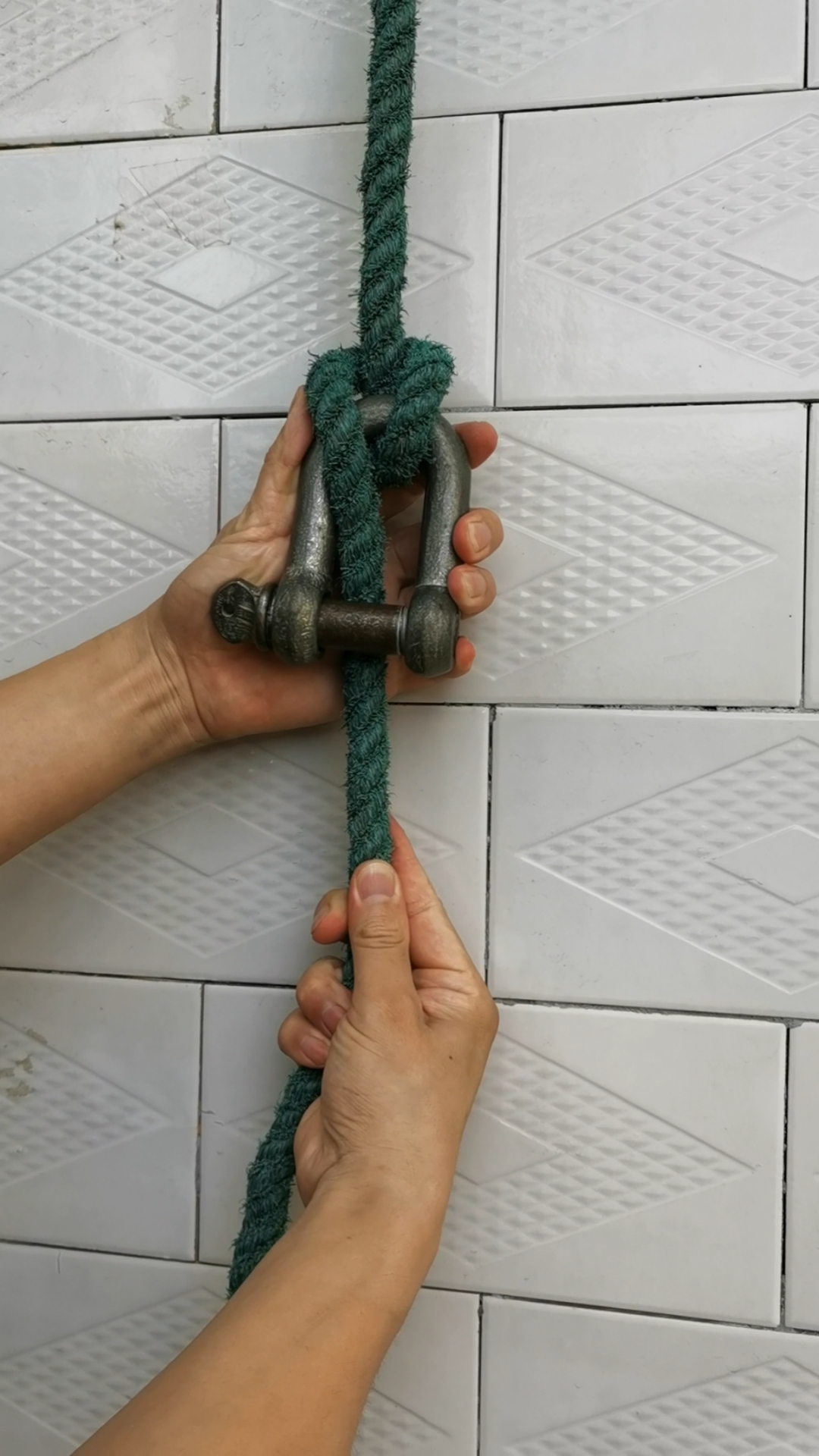 意大利半扣,也叫"蜘蛛人"下降结-度小视