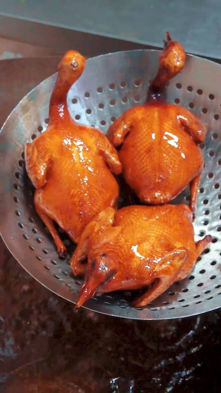 烧腊培训#"一鸽胜九鸡"的红烧乳鸽,烧腊培训学习空闲之余,满天红烧腊