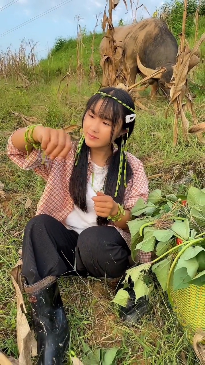 小时候把红薯杆做成项链耳环戴在身上,感觉成了全世界最富有的人"童年