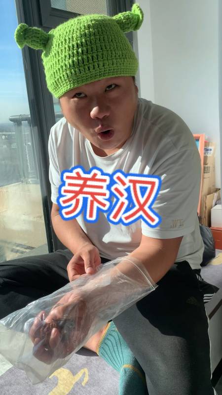 冬天天气干燥,得好好养汉,不然核桃不红,哈哈-度小视