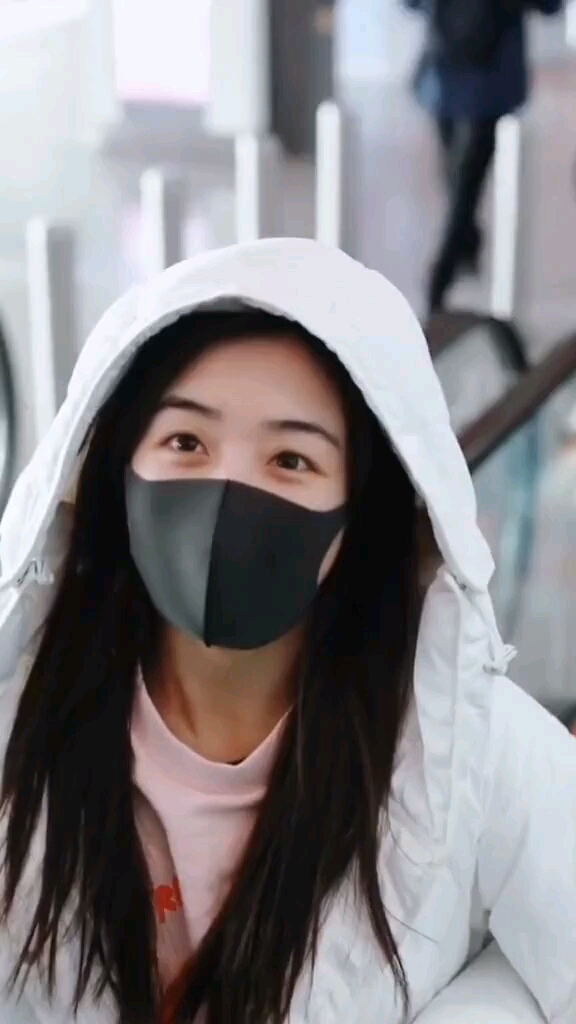 张含韵机场戴口罩很有安全意识