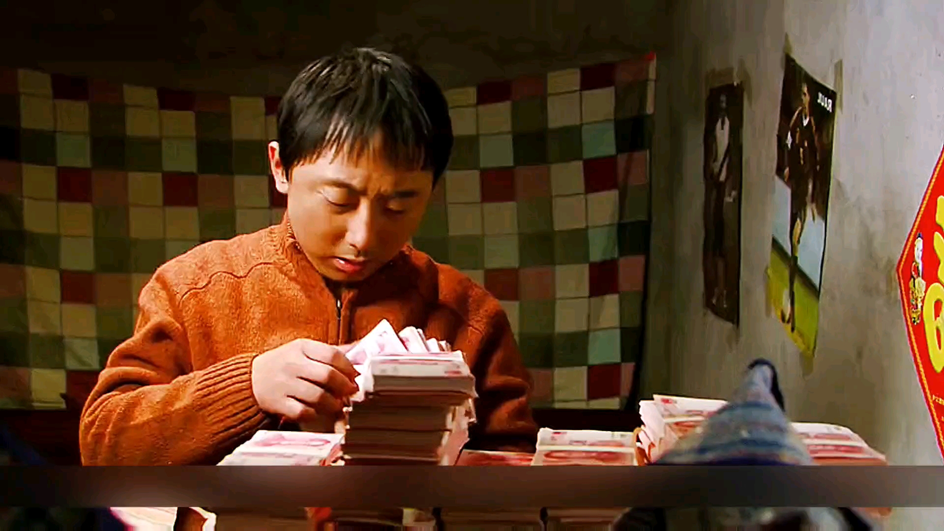 精彩影视#男人刚中500万彩票,村民纷纷排着长队借