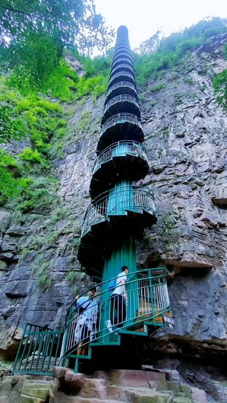 安阳:太行山王相岩景区,331级台阶,88米,跟绝壁悬梯相互辉映.-度小视