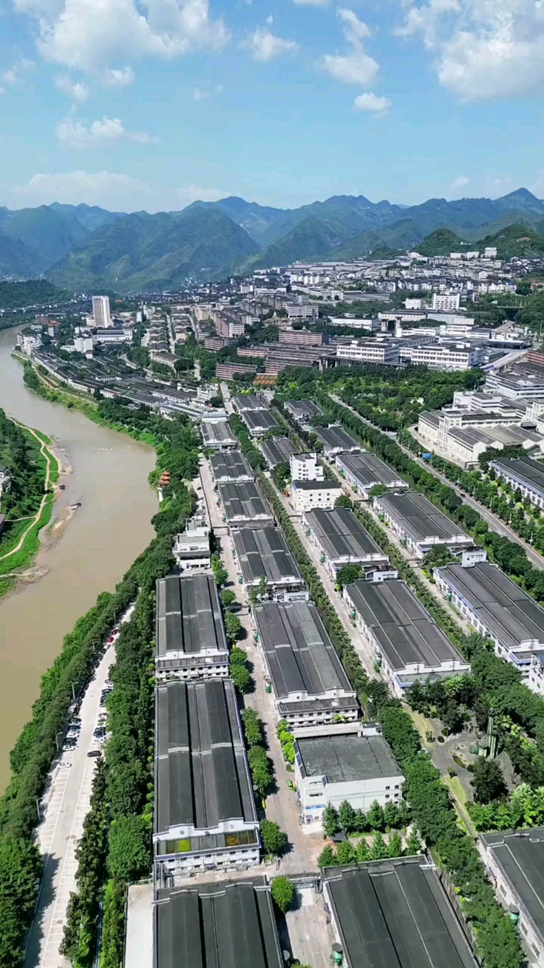 遵义茅台镇空气中都能闻到酒的香味