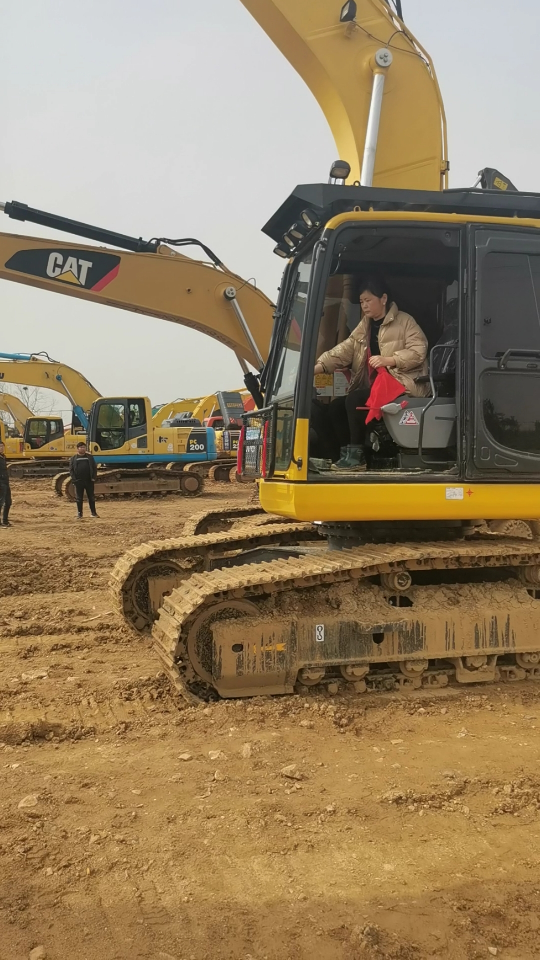 二手挖掘机总会#来了一位女驾驶员现场研究中