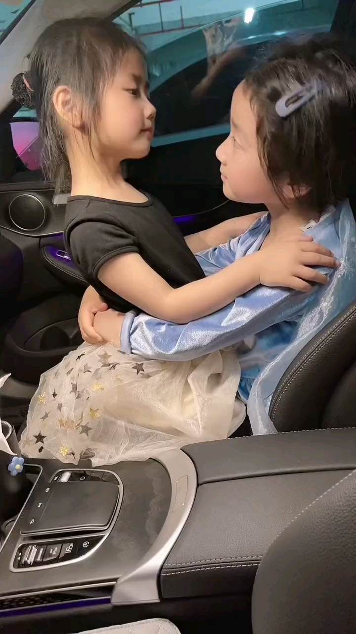 两个小可爱快乐姐妹俩