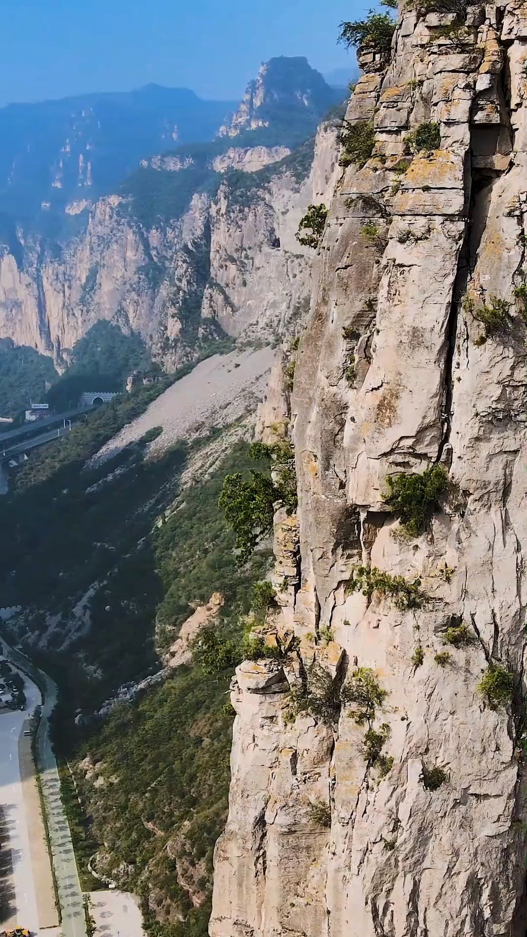 虹梯关挂壁公路风景优美,悬崖峭壁上的公路你不想来看看吗?