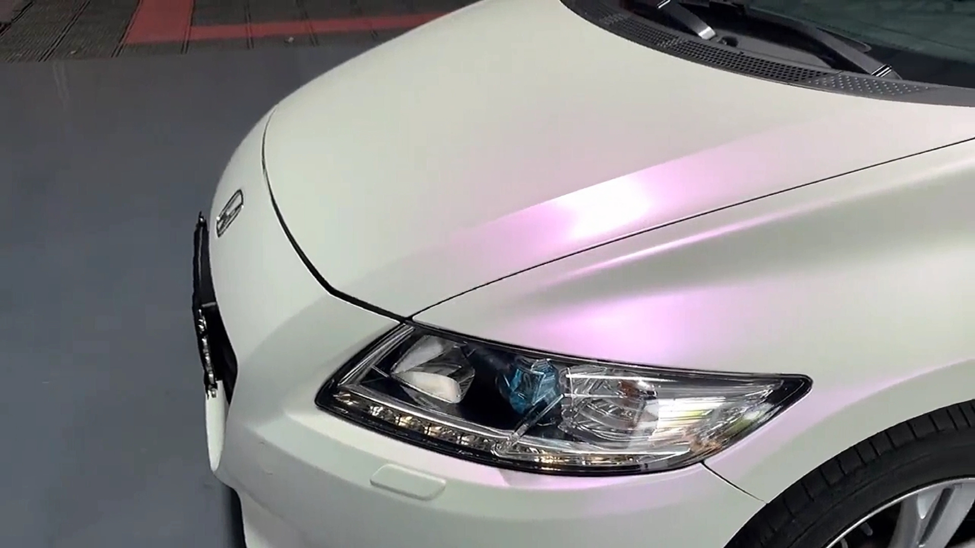 汽车改色贴膜#白变紫单调的白色使车漆焕然一新,不同角度下呈现出