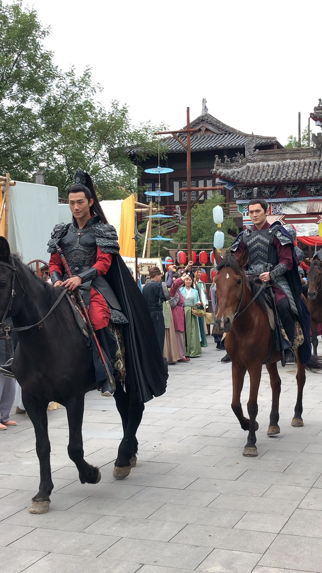 拍戏现场#古代将军凯旋而归的画面-度小视