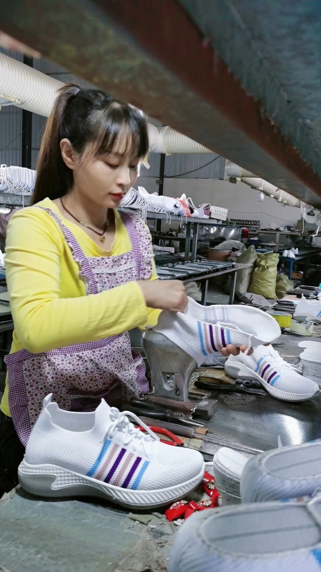 鞋厂上班这就是我的工作每天早起晚归年复一年日复一日重复着同样的事