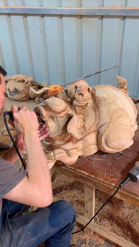 木雕制作过程#木雕工艺品招财福猪根雕摆件