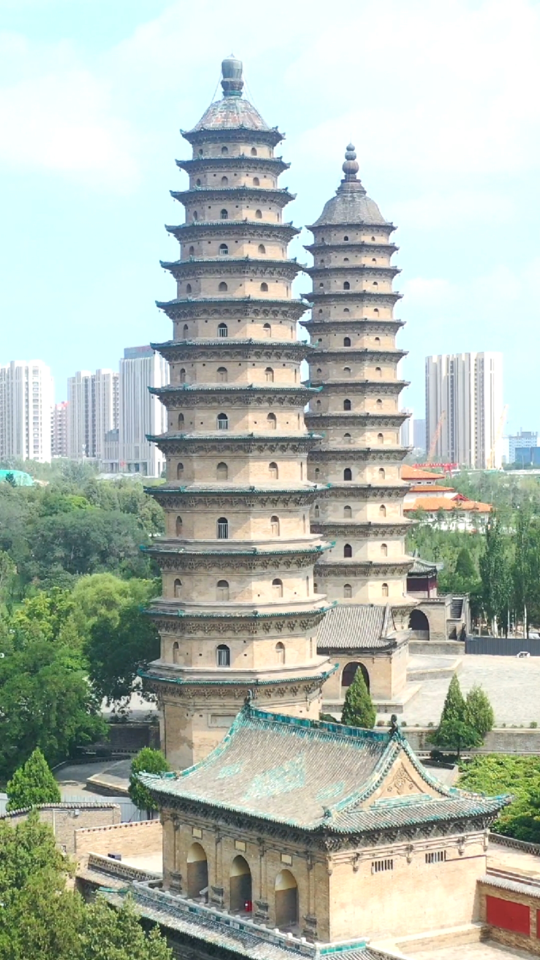 双塔公园,两塔屹立相望400多年,默默的看着太原城的变迁!