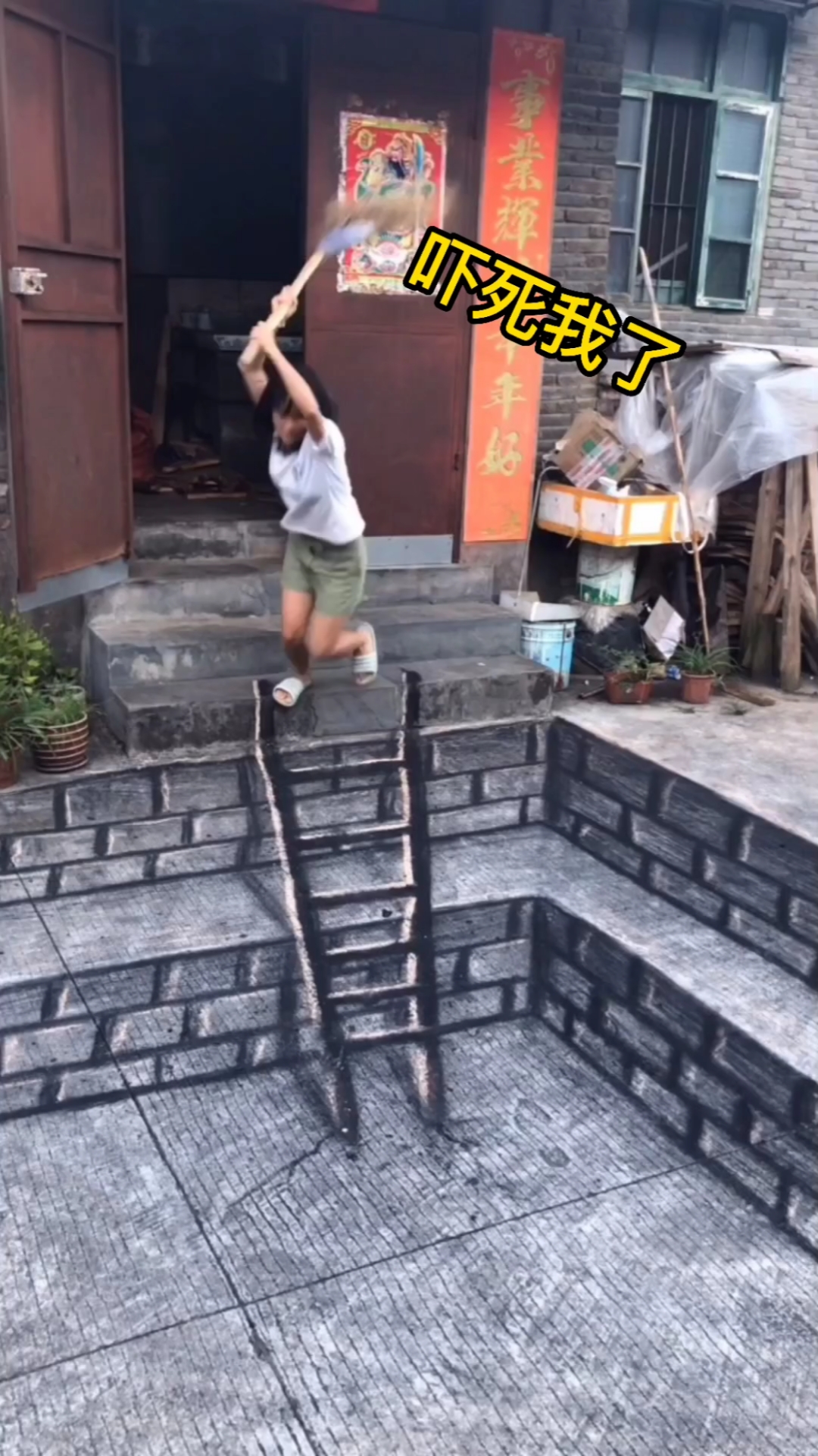 在家们楼画一个大坑差点被丈母娘打了
