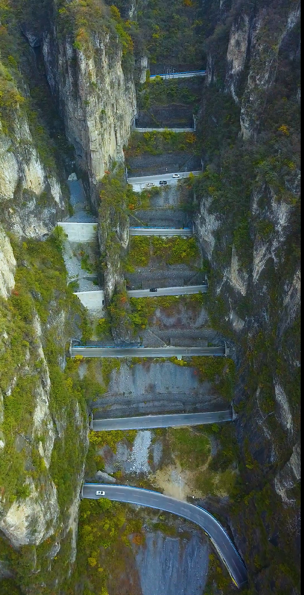 连续180度的山体急转弯路硬是给大山系上了鞋带,这就是被网友称为鞋带