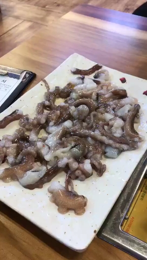 黑暗料理活章鱼为什么被切成这样了还能动你敢吃吗