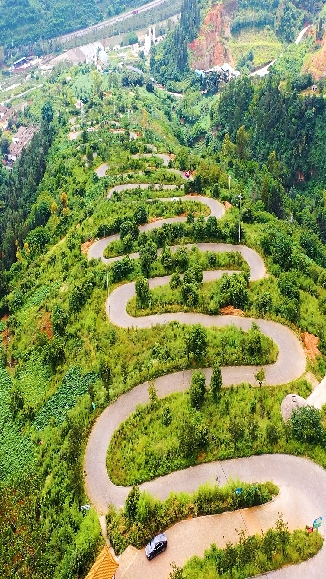 云南宜良68拐,世界公路第一弯.