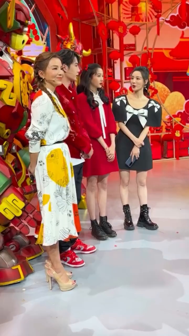 明星#王一博关晓彤春晚同框央视名嘴朱迅姐姐和薇娅也在王一博关晓彤