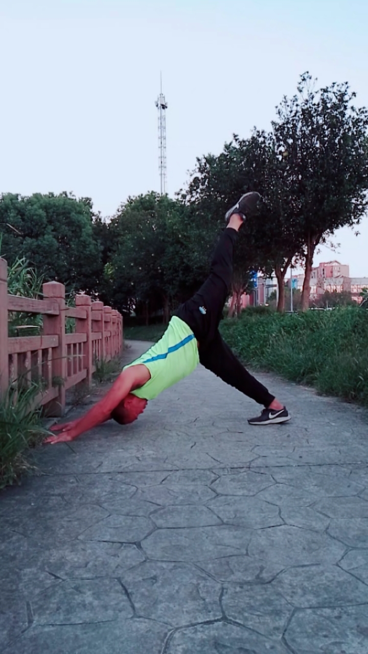 健身宁教练传递健身正能量#单腿下犬式练习