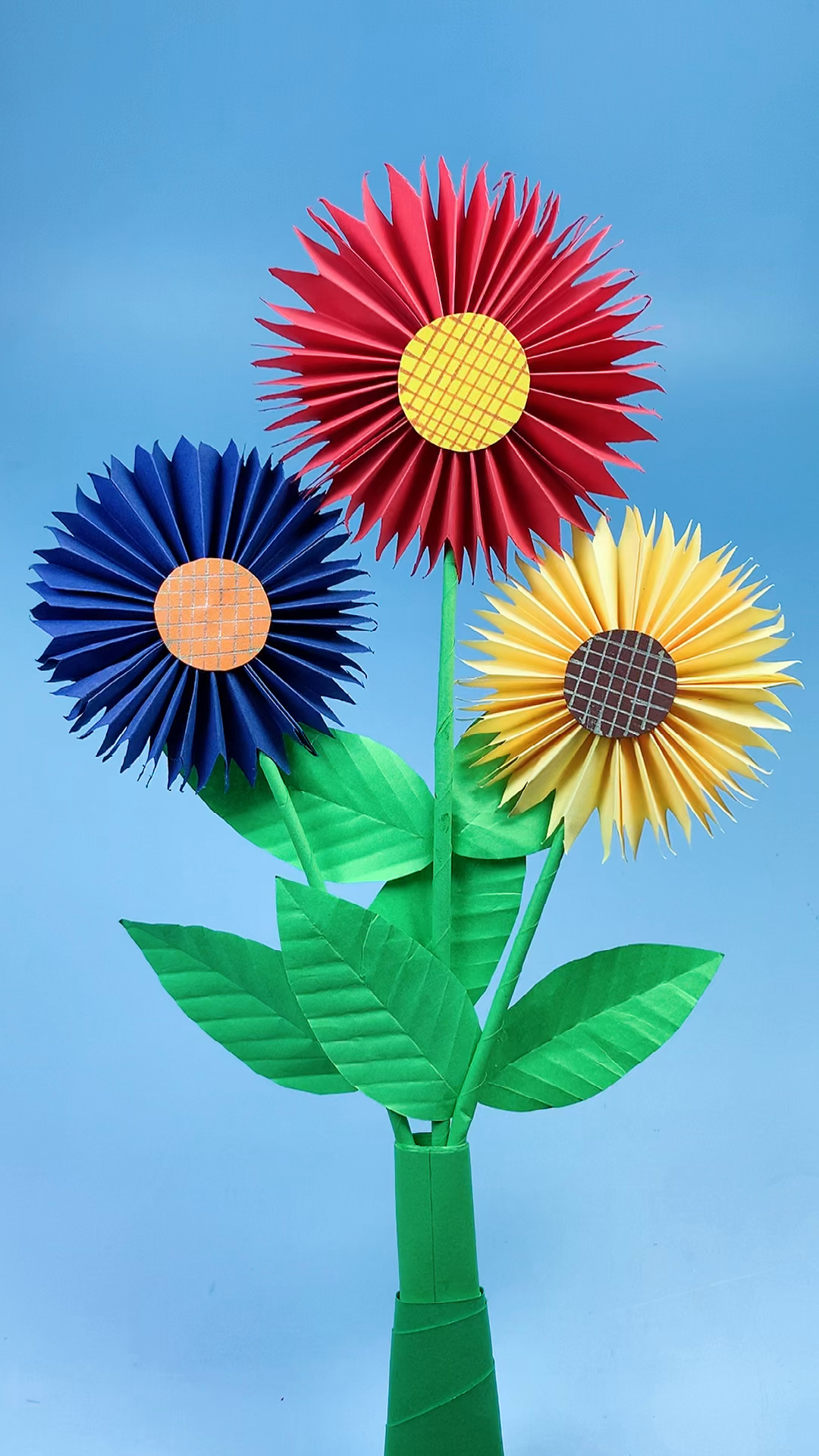 手工制作做一朵简单又好看的小红花送给你心目中的女神吧