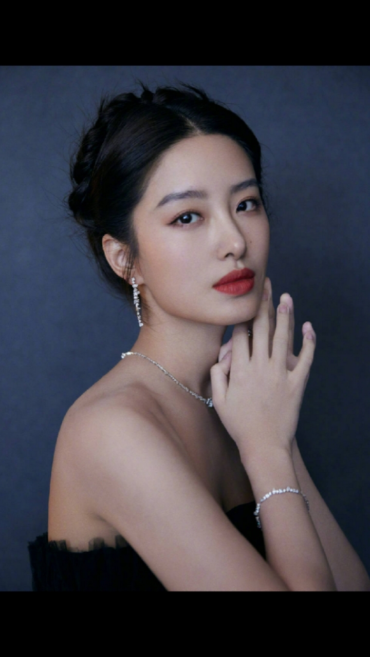 杨采钰写真杨采钰黑色玫瑰纱裙知性优雅写真