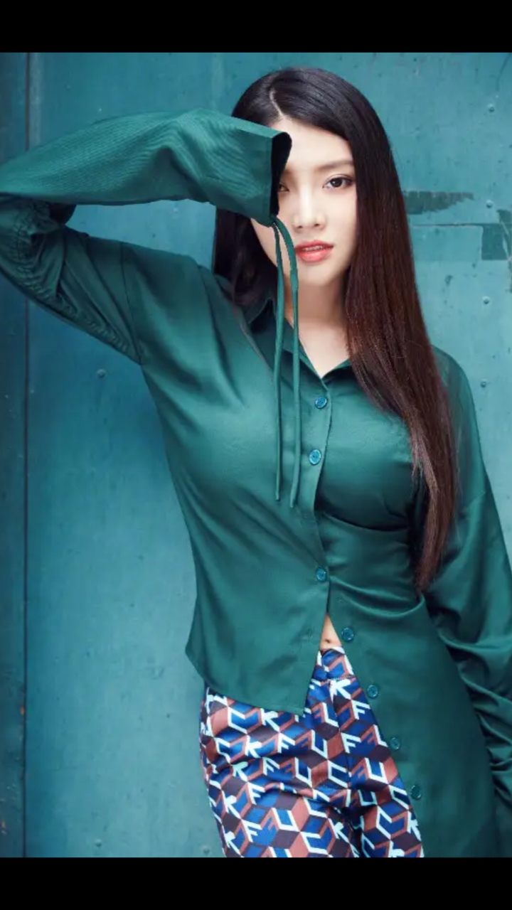 明星#大嫂徐冬冬太会玩,衬衫只扣3个扣子就出门,穿出高级的性感