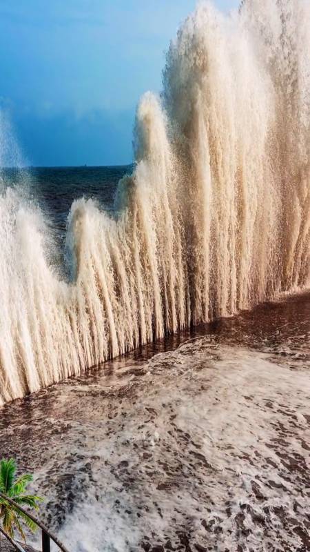 视觉错觉#难得一见海浪拍打岸边的一个瞬间,狂风巨浪太震撼了.