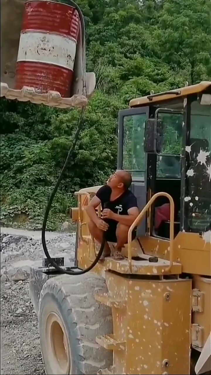 搞笑操作#铲车原来是这样加油的