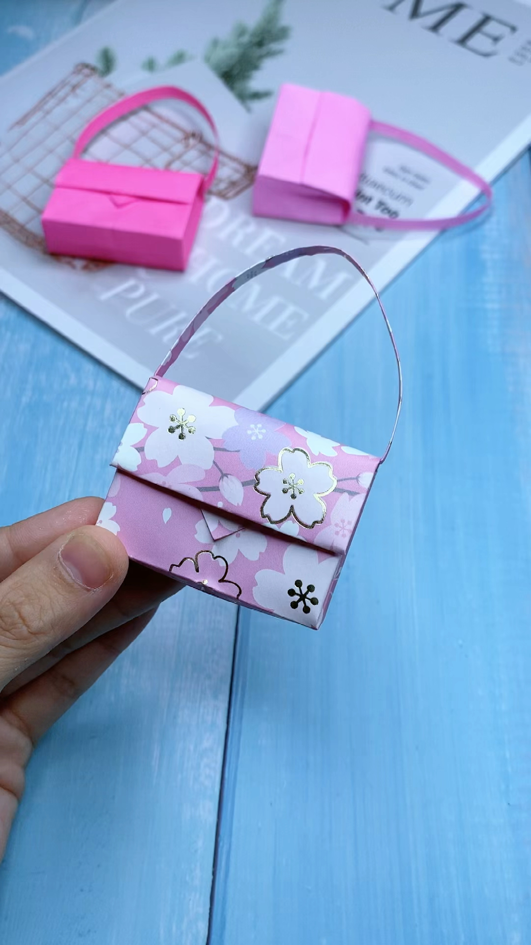 用一张纸给娃娃做迷你包包吧女孩子的最爱里面可以放好多小东西