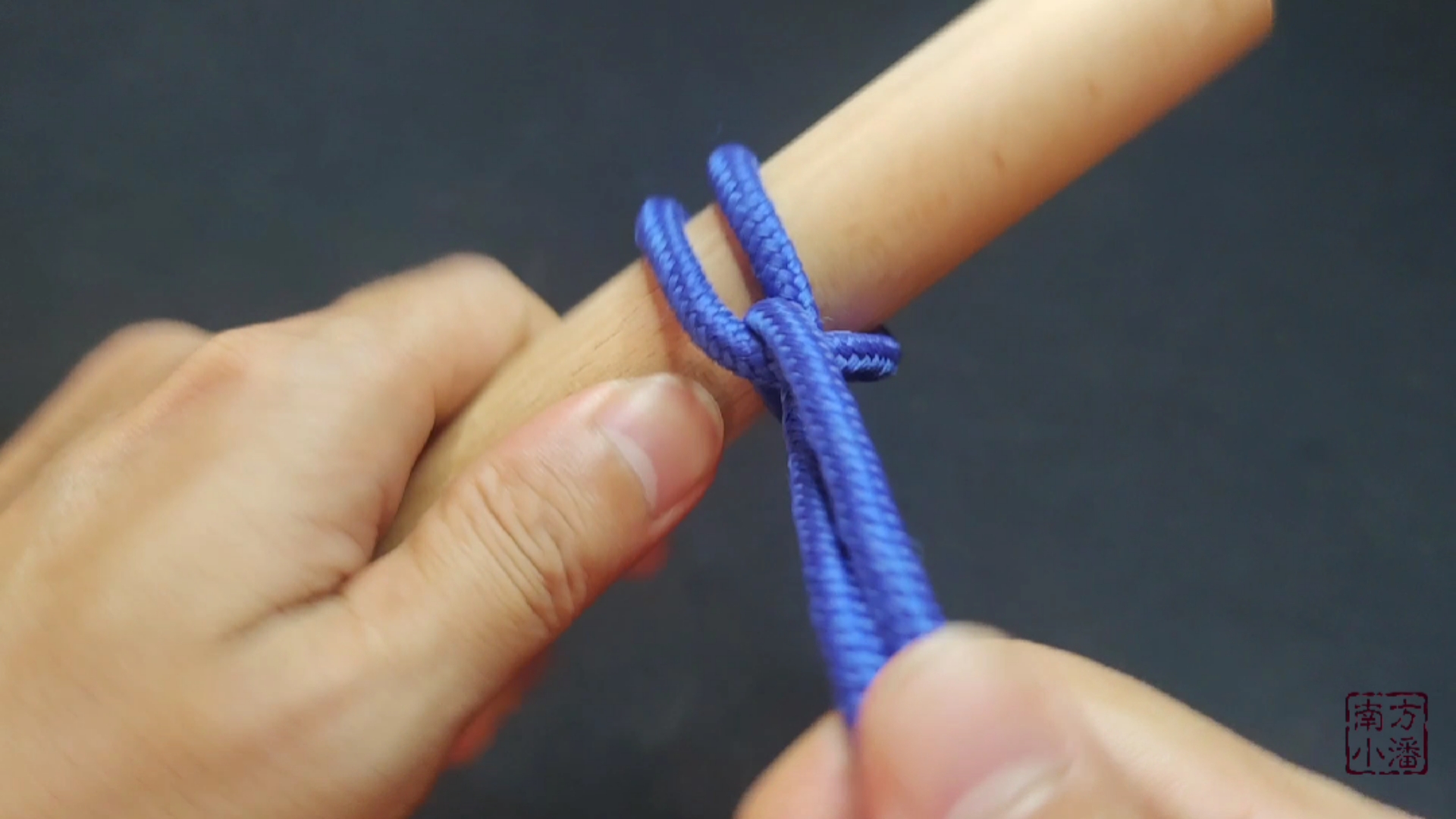 实用绳结#鲁班结,一种越受力越紧的绳结,能够牢牢卡住光滑圆柱体