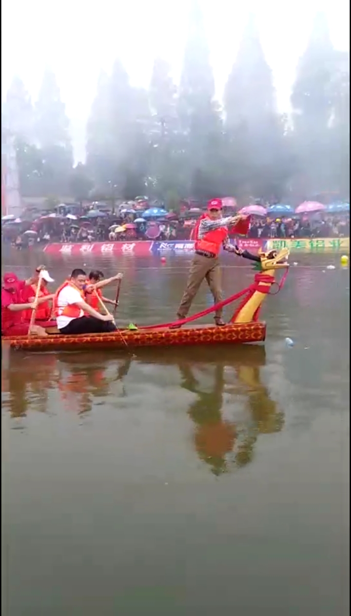 端午节吃粽子划龙舟,极具乡土气息的民间龙舟赛.