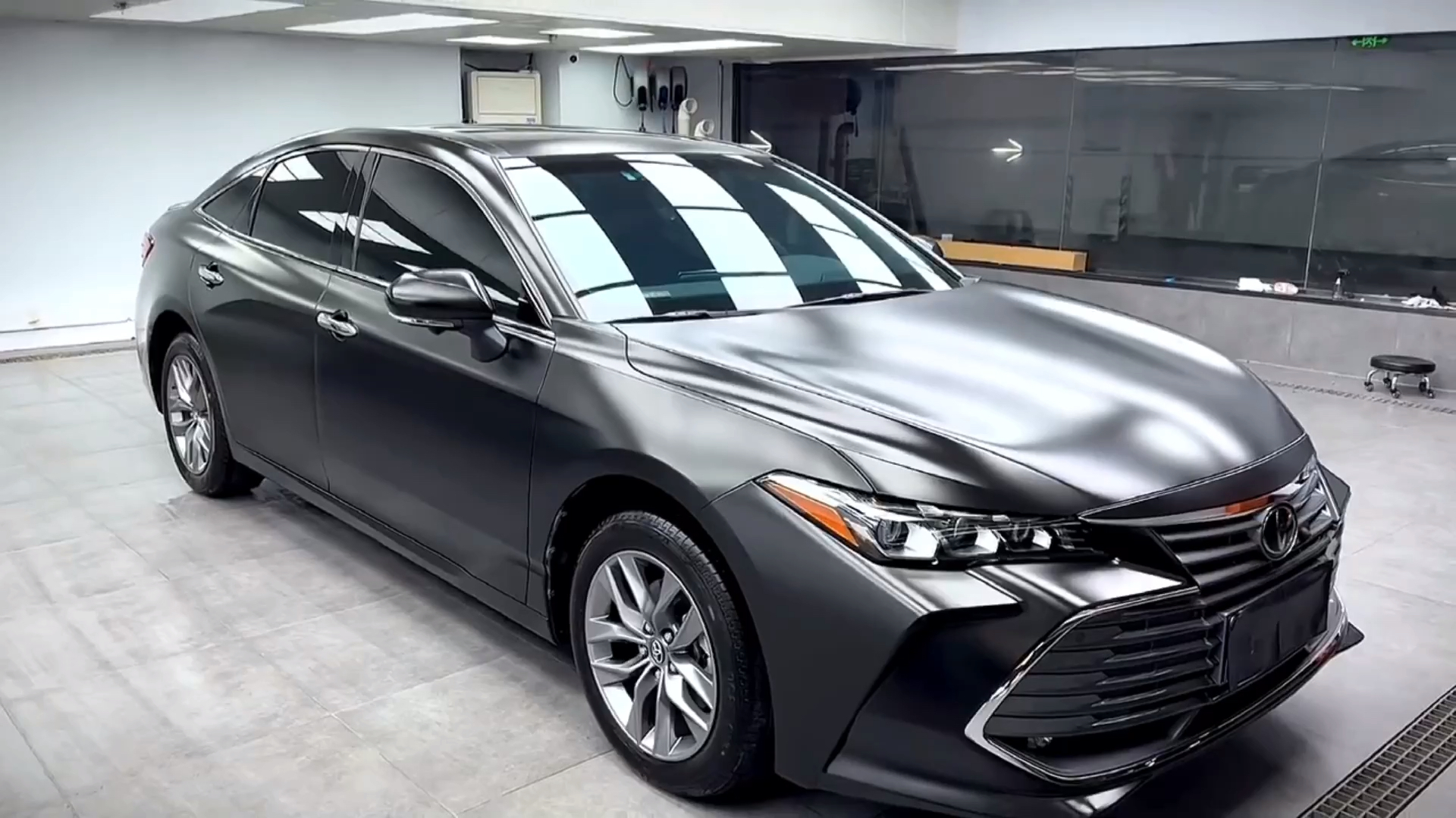 汽车那些事#丰田亚洲龙漆面电光黑改色贴膜,如此帅气的车漆颜色,你