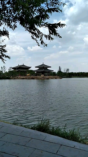 商丘古城南湖美,蓝天白云空气清新,游泳人的最爱!