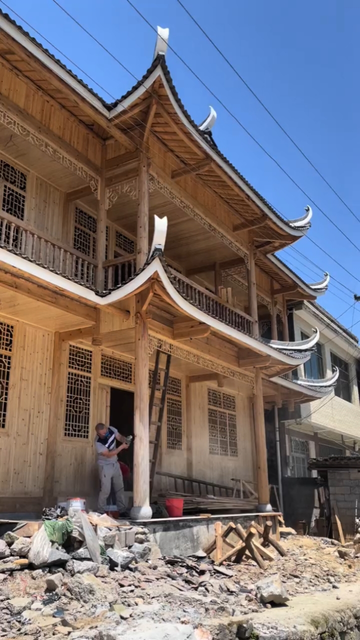 看这木楼不错啊!