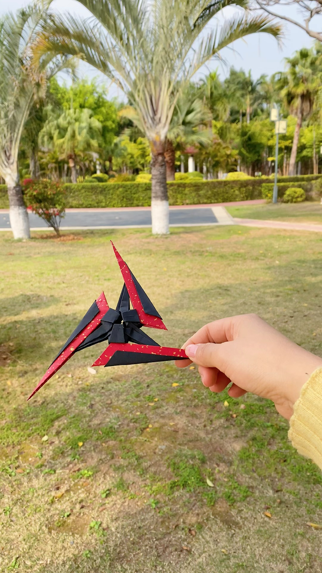 手工折纸#超帅气折纸飞镖,未完成的在下个视频!-度小视