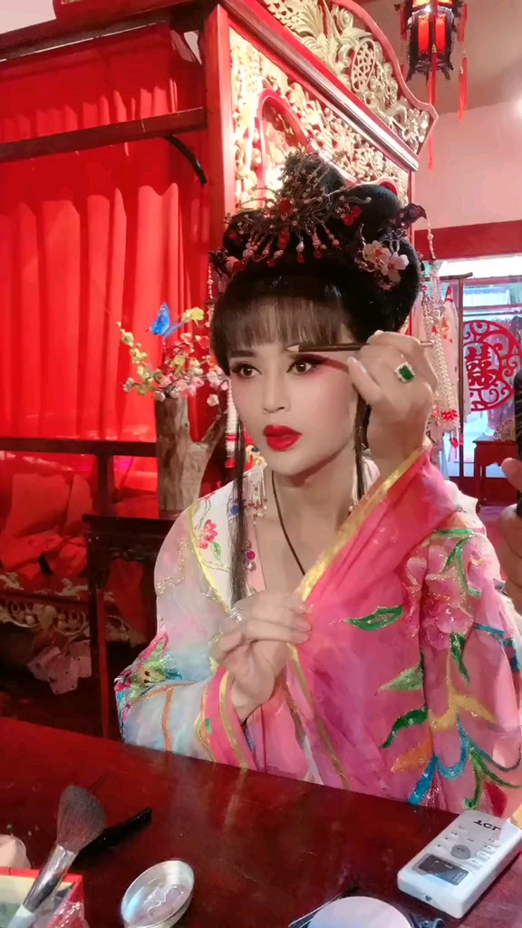 本是男儿身,反串俏佳人,舞台上灯光下,我只是一名演员而已!