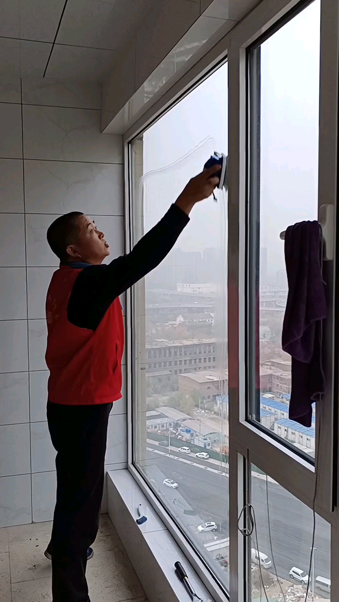 家政保洁有老铁想看擦玻璃时最后怎么收尾并能收的很干净今天发一个