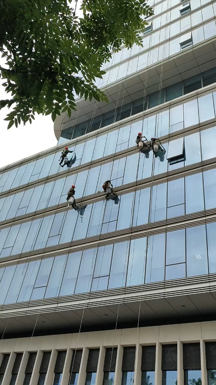 这就是高空打胶——蜘蛛人