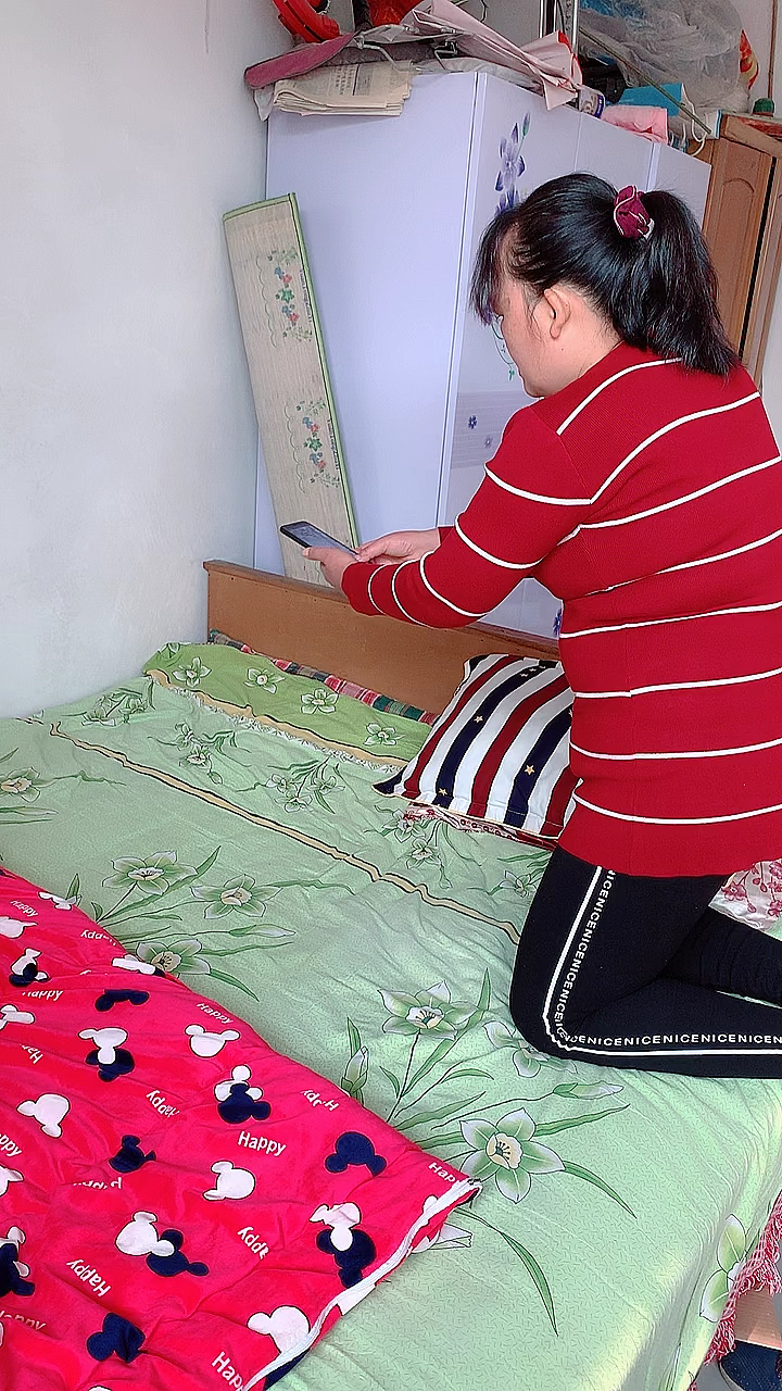 我要上热门#孩子昨天晚上尿床了,老公上班走的时候嘱咐我晒被子,紊构