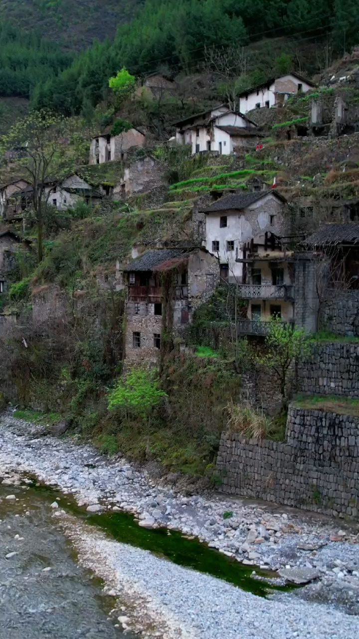 宁厂古镇位于重庆巫溪县,当虞夏之际,巫国以盐业兴,距今约5000年之久.