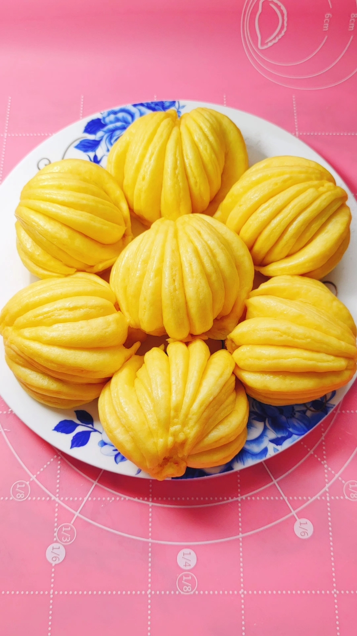 夏日美食我来探#南瓜花卷这样做好吃又漂亮!