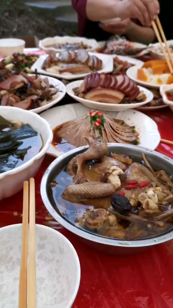 这是我们四川的酒席,没有人抢,个个硬菜,多到放不下