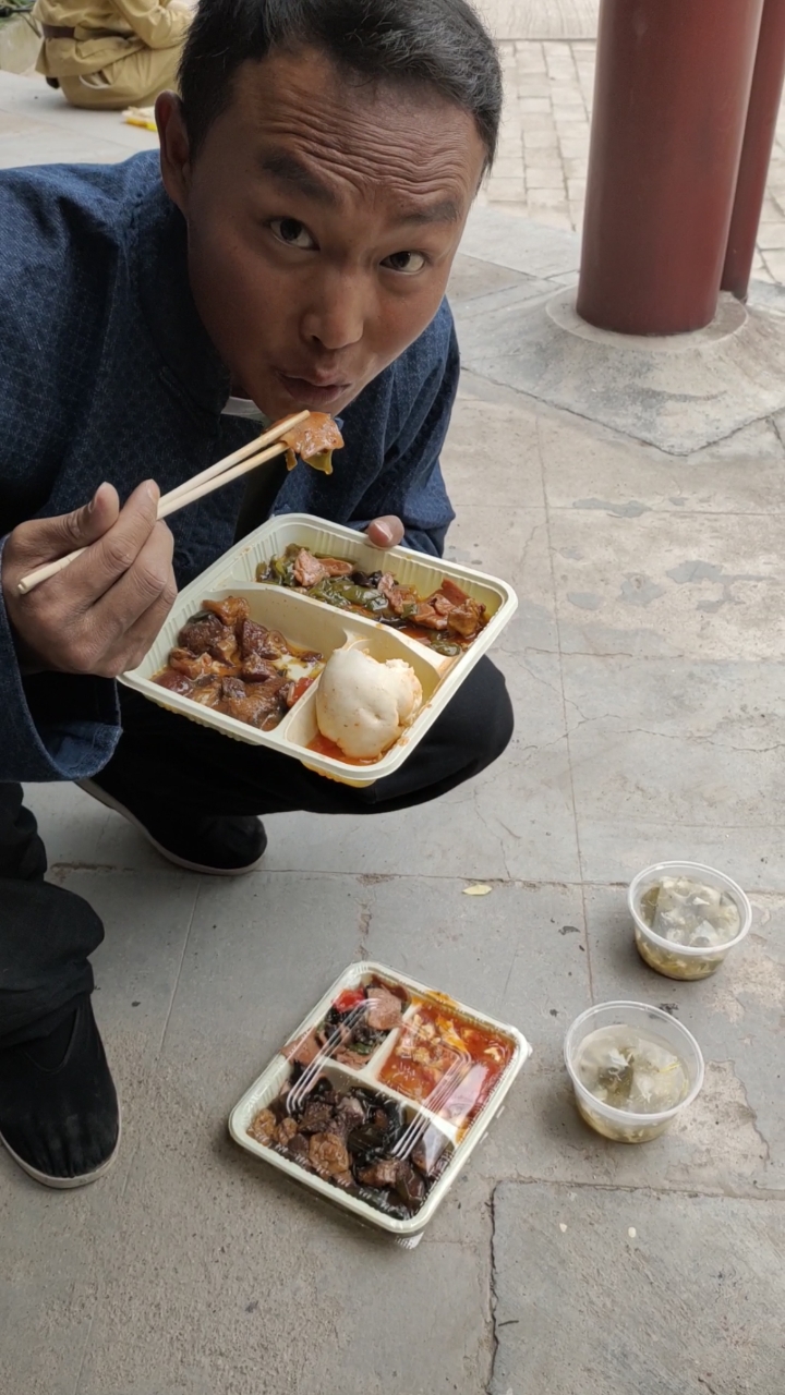 剧组免费的盒饭好吃不?一份不够吃两份.