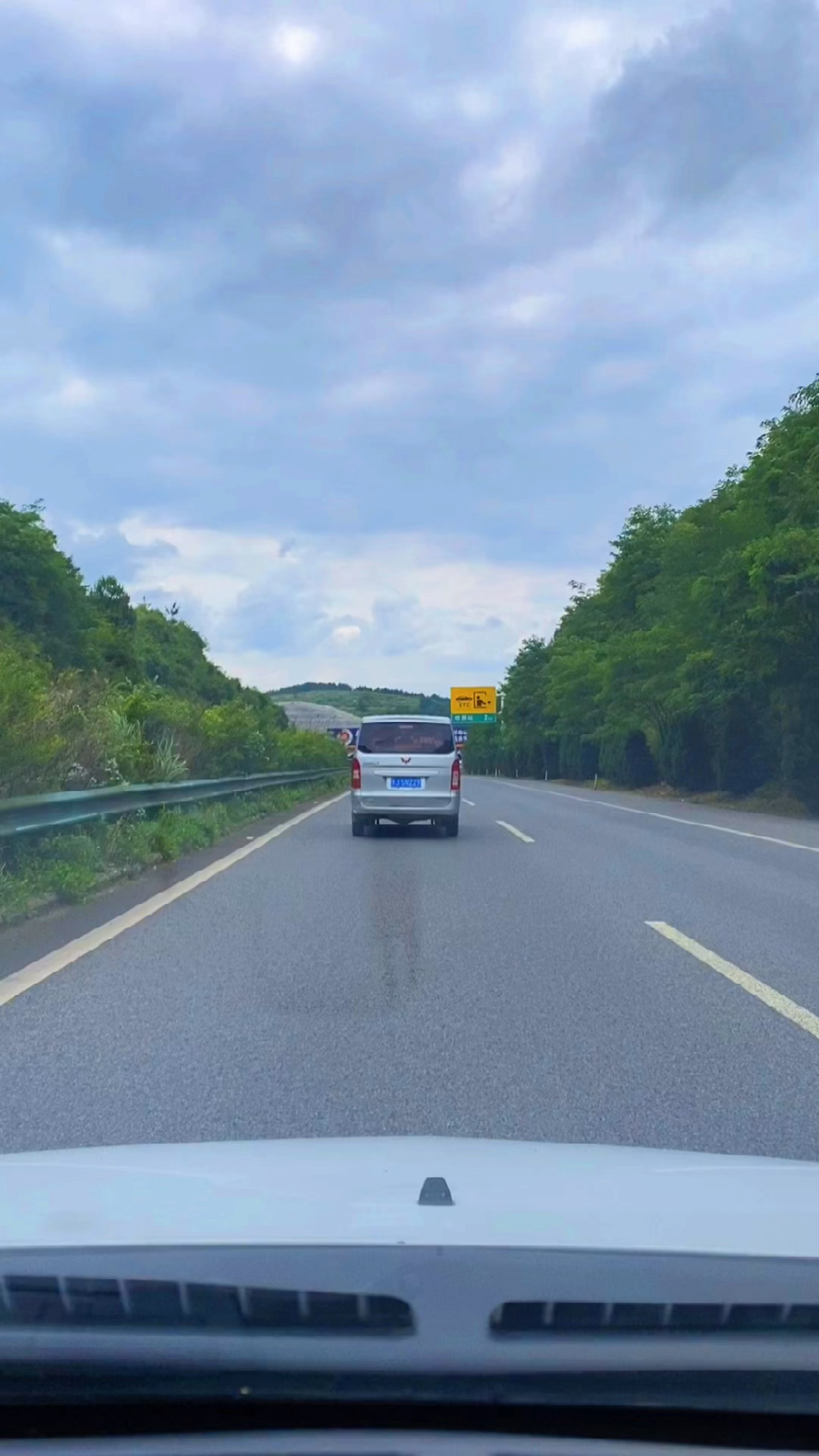 高速公路高速公路行驶遇到前车龟速行驶怎么办