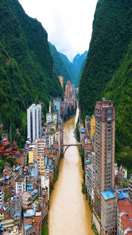 云南昭通的一个县城,背后是大山,中间一条河流,真正的一线城市.