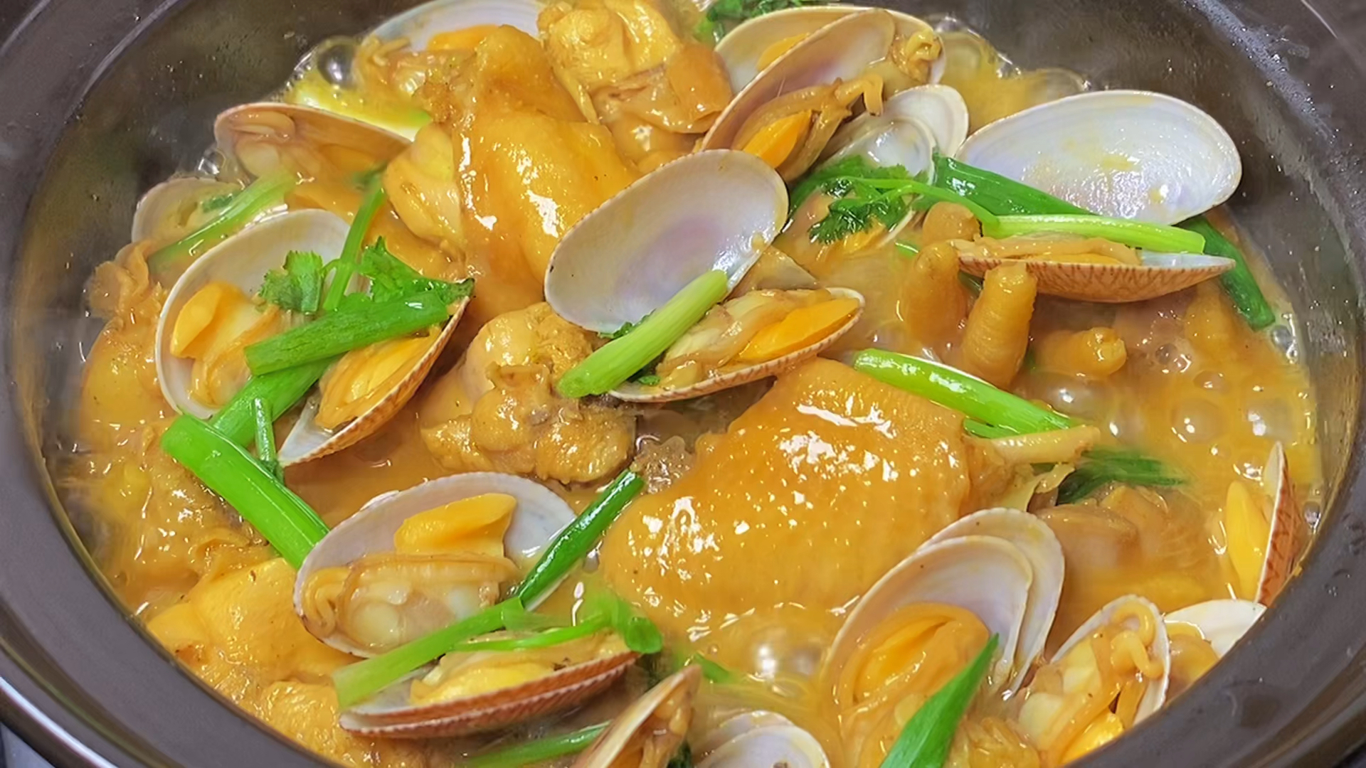 美食#年夜饭做这样的花甲焖鸡煲,好吃鲜香嫩滑,全家人夸你是大厨