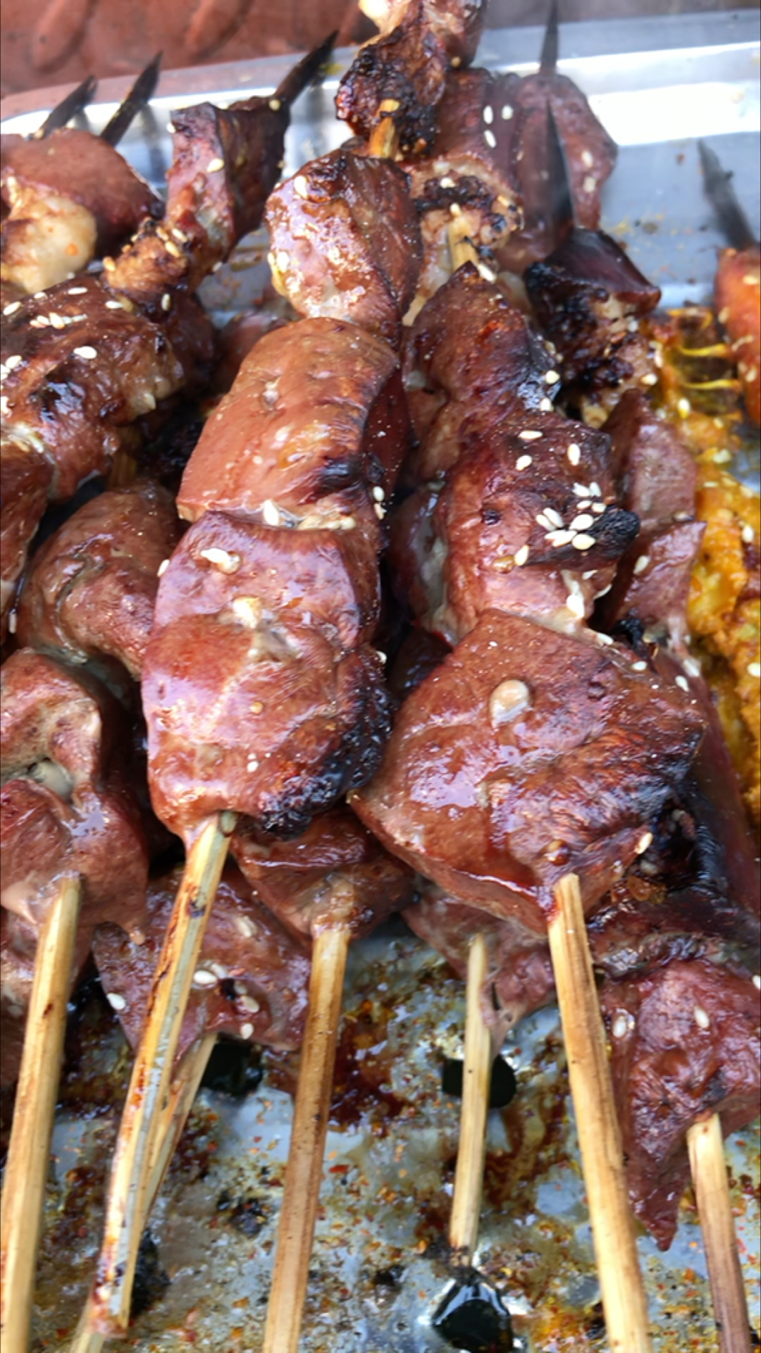 冬季进补计划#在新疆的大街小巷,随处可见的馕坑烤肝子,一元一串,你