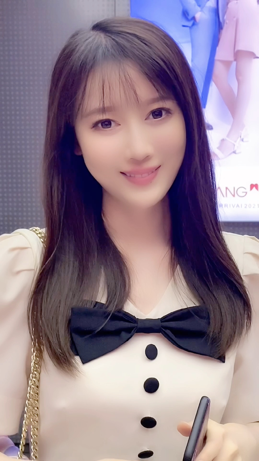 千秋无绝色,悦目是佳人.倾国倾城貌,惊为天下人